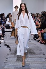 マイケル・コース コレクション 2018年春夏、ペールカラーで表現するトロピカルムード｜写真26