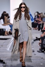 マイケル・コース コレクション 2018年春夏、ペールカラーで表現するトロピカルムード｜写真42