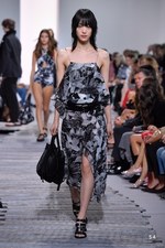 マイケル・コース コレクション 2018年春夏、ペールカラーで表現するトロピカルムード｜写真54