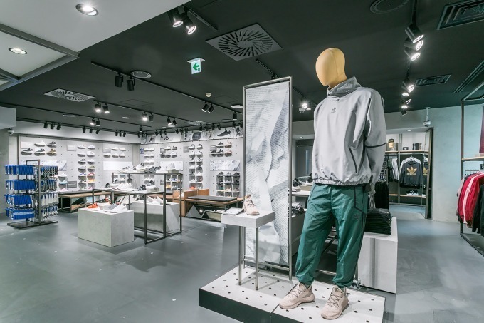 アディダス(adidas) アディダス ブランドコアストア新宿｜写真2