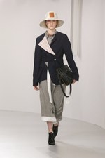 ロエベ 2018年春夏ウィメンズコレクション -  アートピースを探しに旅するロエベウーマン｜写真4