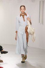 ロエベ 2018年春夏ウィメンズコレクション -  アートピースを探しに旅するロエベウーマン｜写真11