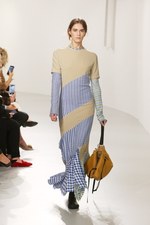 ロエベ 2018年春夏ウィメンズコレクション -  アートピースを探しに旅するロエベウーマン｜写真32