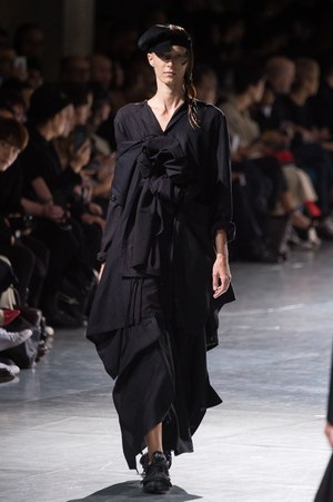 ヨウジヤマモト 2018年春夏コレクション - 後ろ髪惹かれる過去の愛｜写真11