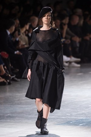 ヨウジヤマモト 2018年春夏コレクション - 後ろ髪惹かれる過去の愛｜写真22