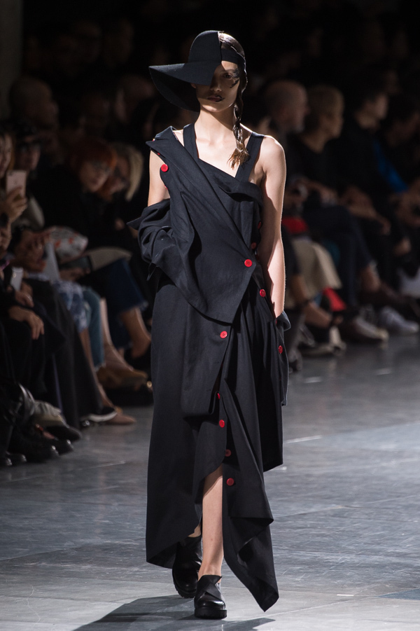 ヨウジヤマモト(Yohji Yamamoto) 2018年春夏ウィメンズコレクション  - 写真12