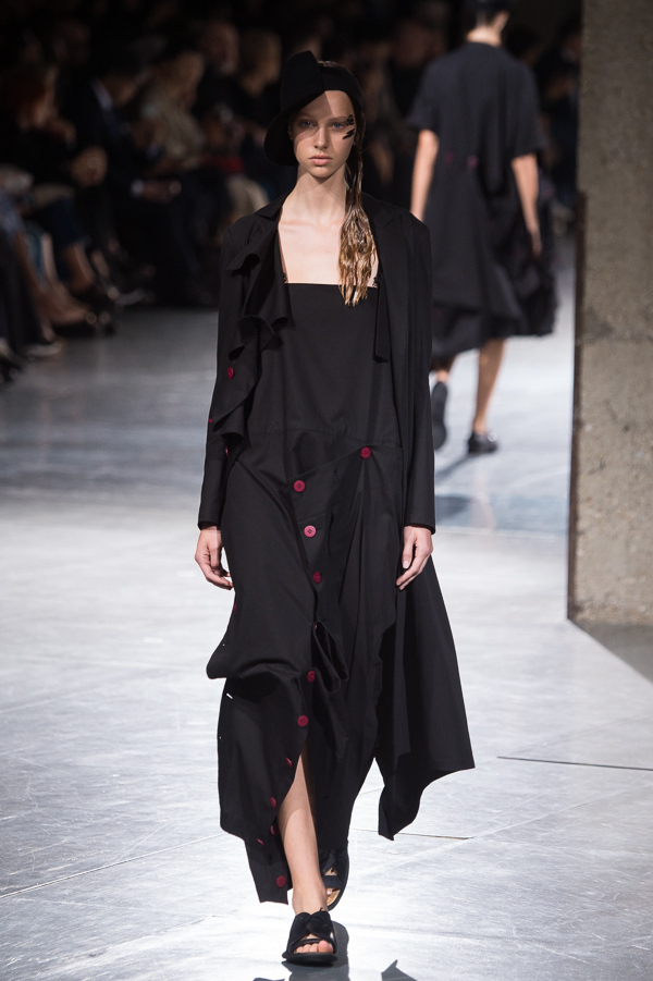 ヨウジヤマモト(Yohji Yamamoto) 2018年春夏ウィメンズコレクション  - 写真13