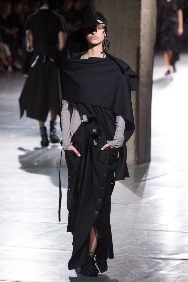 ヨウジヤマモト(Yohji Yamamoto) 2018年春夏ウィメンズコレクション  - 写真15