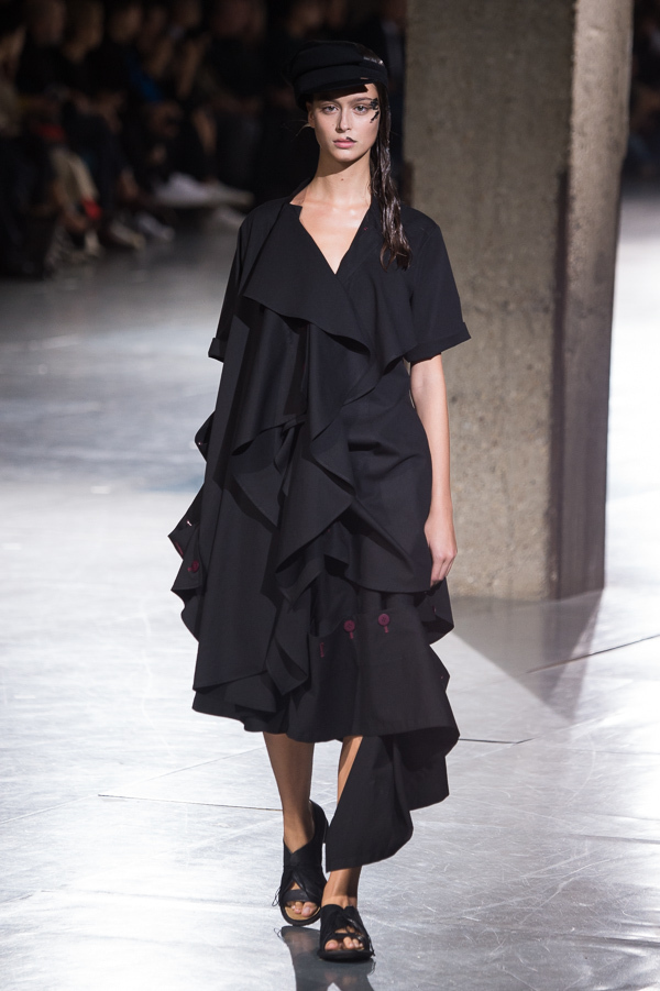 ヨウジヤマモト(Yohji Yamamoto) 2018年春夏ウィメンズコレクション  - 写真16