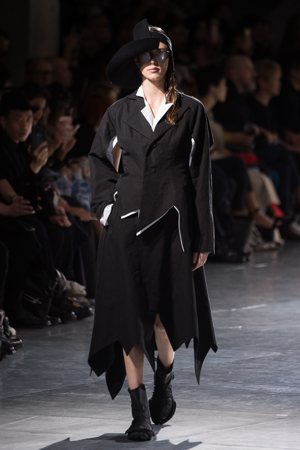 ヨウジヤマモト(Yohji Yamamoto) 2018年春夏ウィメンズコレクション  - 写真18