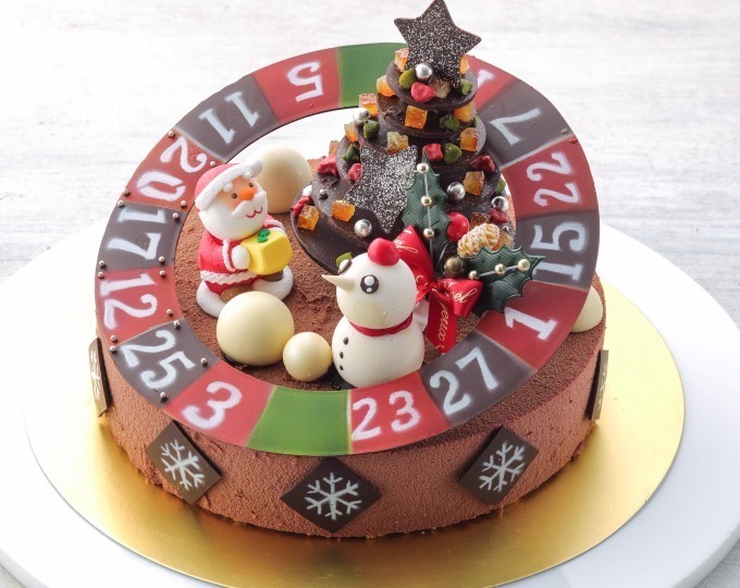 ロイヤルパークホテルのクリスマスケーキ - クマやジンジャーマンを飾り付けた”リース”型のケーキ｜写真5