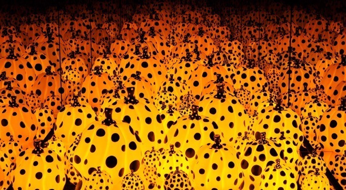 「無限の彼方へかぼちゃは愛を叫んでゆく」2017年 ミクストメディア
©YAYOI KUSAMA