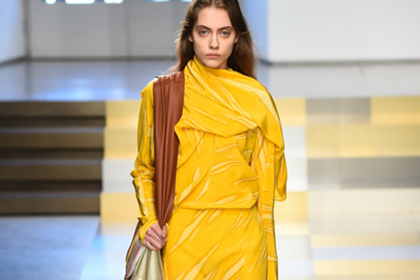 17年秋冬シーズンのドレス特集 - 情熱的なレッドや輝くゴールドのドレスなど色別に紹介