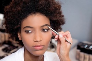 ディオール 新提案メイクアップは目元を強調した 60年代風ルック ショー舞台裏からプロ技を伝授 ファッションプレス ディオール 新提案メイクアップは目元を強調した 60年代風ルック ショー舞台裏からプロ技を伝授 ファッションプレス