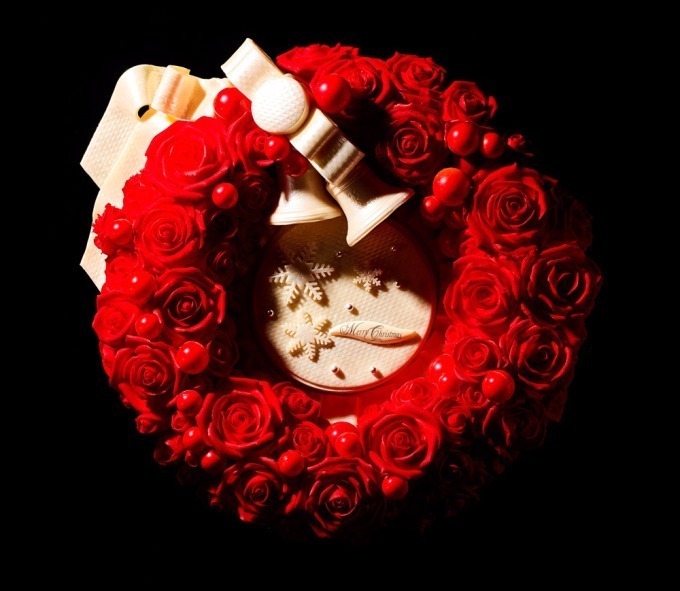 グランドプリンスホテル新高輪のクリスマス 赤いバラのリース をイメージした華やかなケーキ ファッションプレス