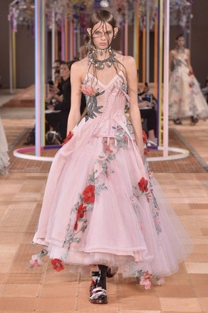 アレキサンダー・マックイーン 2018年春夏コレクション - 英国ガーデンの花々がドレスを仕立てると｜写真22