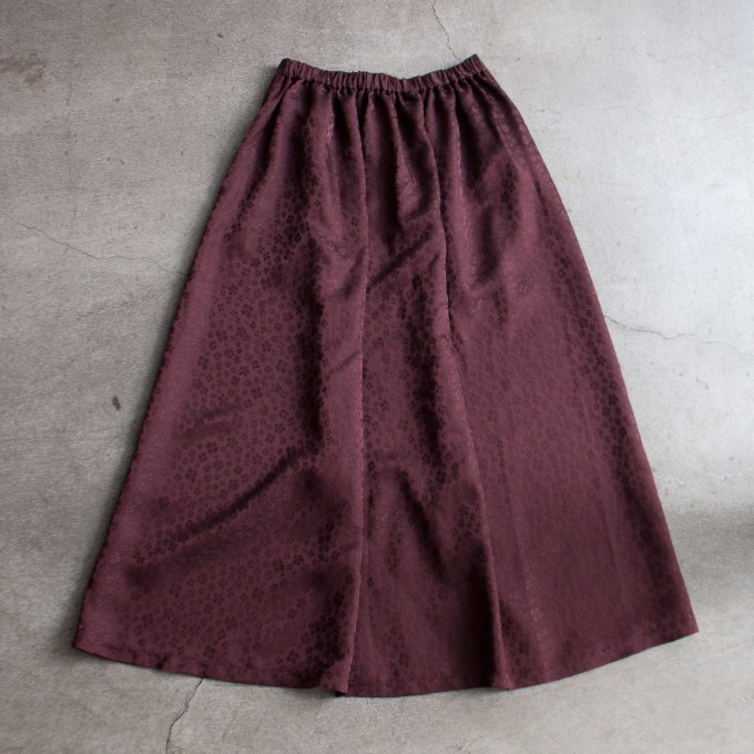エフィレボルよりビン別注シャツ&スカート、バーガンディの生地に小花刺繍が浮かぶ コピー