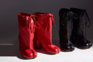 メゾン マルジェラから新作「タビ」シューズ登場、「赤」と「黒」で表現されるモダンなブーツ