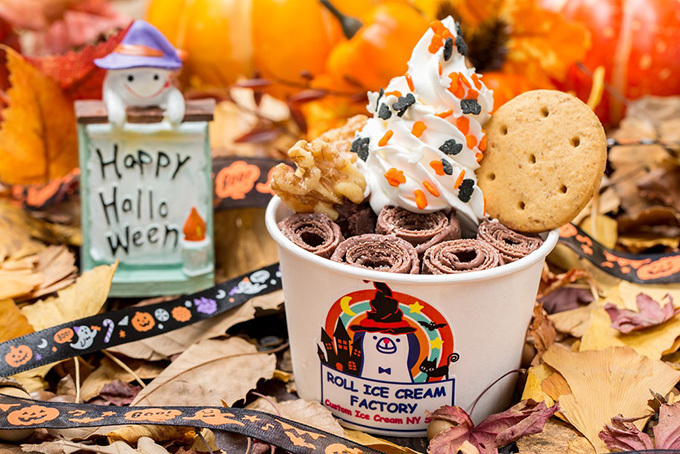 ロールアイス専門店「ロール アイス クリーム ファクトリー」のハロウィン限定カップ、仮装したシロクマ｜写真6