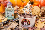 ロールアイス専門店「ロール アイス クリーム ファクトリー」のハロウィン限定カップ、仮装したシロクマ｜写真6