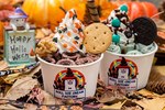 ロールアイス専門店「ロール アイス クリーム ファクトリー」のハロウィン限定カップ、仮装したシロクマ｜写真2
