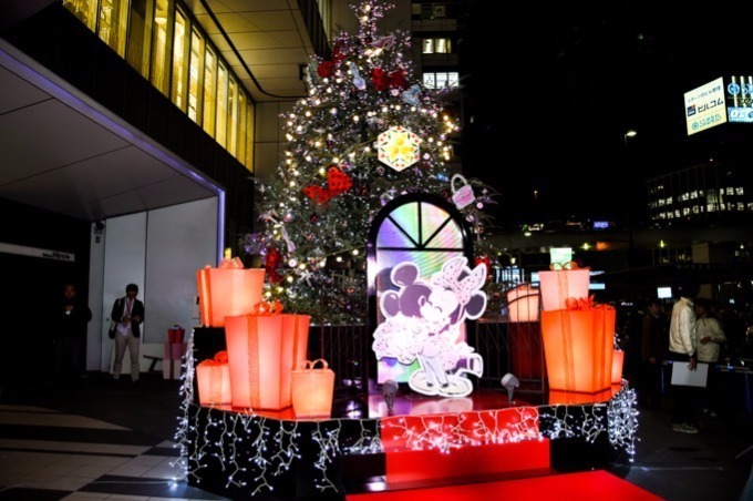ディズニーのツリーやラッピング電車が出現 渋谷ヒカリエや東急百貨店のクリスマスイベント ファッションプレス
