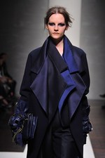 ジャンフランコ フェレ 2012-13年秋冬コレクション - モダンなスタイルで表現された官能美｜写真23