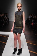 ジャンフランコ フェレ 2012-13年秋冬コレクション - モダンなスタイルで表現された官能美｜写真34