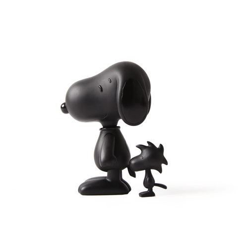 PEANUTSキャラクターとポーター、ハーマンミラーなどとのコラボプロジェクト「BLACK PEANUTS」発売 | 写真