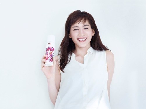 SK-IIの人気化粧水が限定デザインボトルで登場、綾瀬はるか出演の新CMも