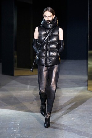 アレキサンダー ワン 2012-13年秋冬コレクション - 独特の素材遊びで表現するクラシカルなスタイル｜写真15