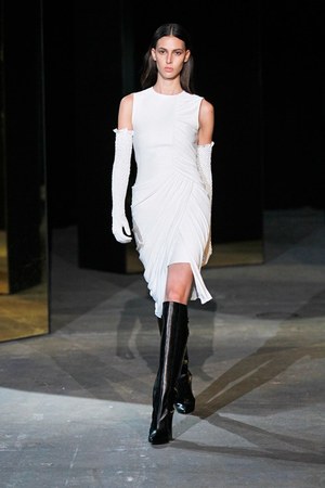 アレキサンダー ワン 2012-13年秋冬コレクション - 独特の素材遊びで表現するクラシカルなスタイル｜写真20