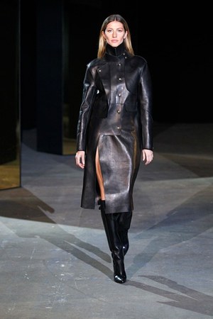 アレキサンダー ワン 2012-13年秋冬コレクション - 独特の素材遊びで表現するクラシカルなスタイル｜写真39