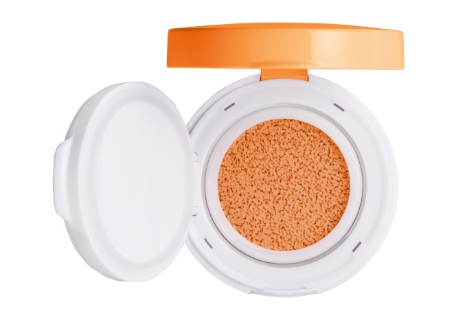 シュウ ウエムラ“じゅわっと発色”パステル クッション チーク＆唇の状態で色が変わるネオン リップ｜写真4