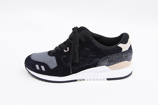 アシックスタイガー×エミのコラボスニーカー - グリッター＆ブラックの華やかな一足