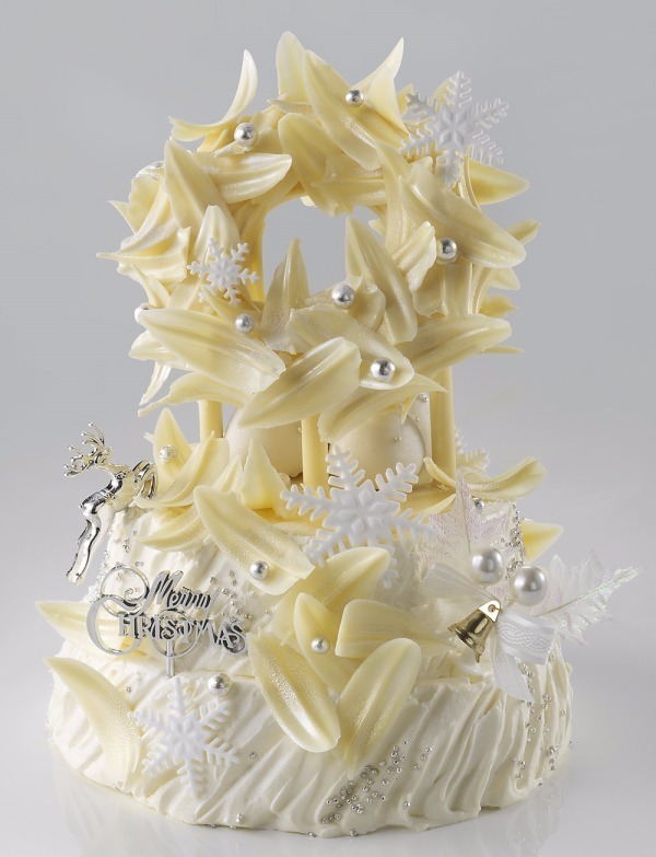 リーガロイヤルホテル大阪のクリスマスケーキ、"天使の羽＆スノーボール"で華やかな仕様に｜写真1