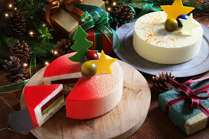 コンパーテスから日本初登場のクリスマスケーキ - ホワイトチョコムースを真っ赤に色付け｜写真1