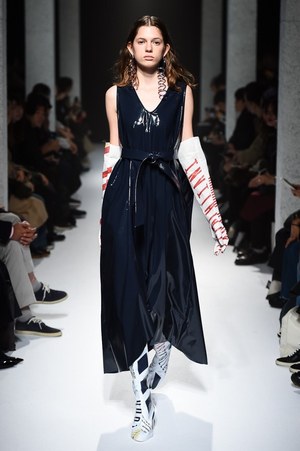 ヨウヘイ オオノ 2018年春夏コレクション - 素材で遊ぶ、大胆な近未来ウェア｜写真1