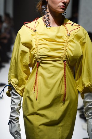 ヨウヘイ オオノ 2018年春夏コレクション - 素材で遊ぶ、大胆な近未来ウェア｜写真9