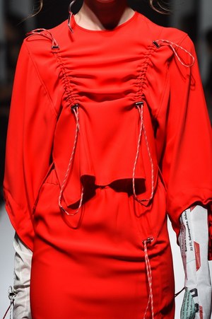 ヨウヘイ オオノ 2018年春夏コレクション - 素材で遊ぶ、大胆な近未来ウェア｜写真14
