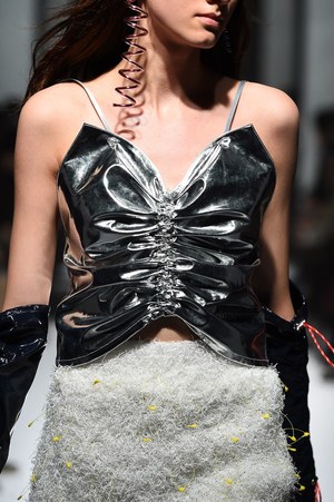 ヨウヘイ オオノ 2018年春夏コレクション - 素材で遊ぶ、大胆な近未来ウェア｜写真18
