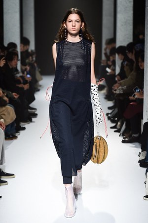ヨウヘイ オオノ 2018年春夏コレクション - 素材で遊ぶ、大胆な近未来ウェア｜写真19