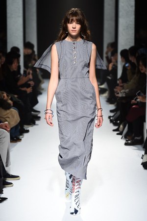 ヨウヘイ オオノ 2018年春夏コレクション - 素材で遊ぶ、大胆な近未来ウェア｜写真23