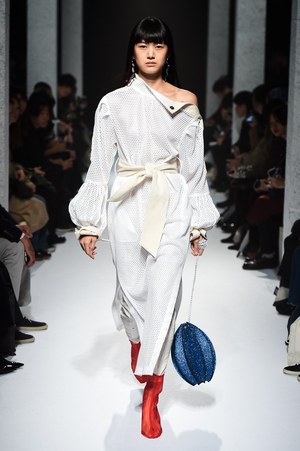 ヨウヘイ オオノ 2018年春夏コレクション - 素材で遊ぶ、大胆な近未来ウェア｜写真26