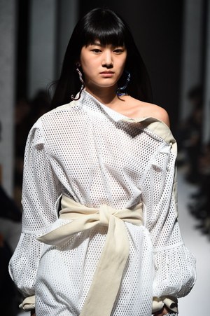 ヨウヘイ オオノ 2018年春夏コレクション - 素材で遊ぶ、大胆な近未来ウェア｜写真27