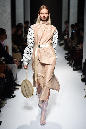 ヨウヘイ オオノ 2018年春夏コレクション - 素材で遊ぶ、大胆な近未来ウェア｜写真31