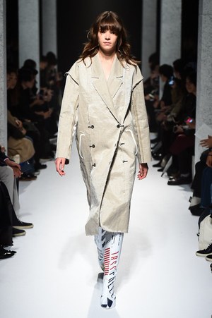 ヨウヘイ オオノ 2018年春夏コレクション - 素材で遊ぶ、大胆な近未来ウェア｜写真35