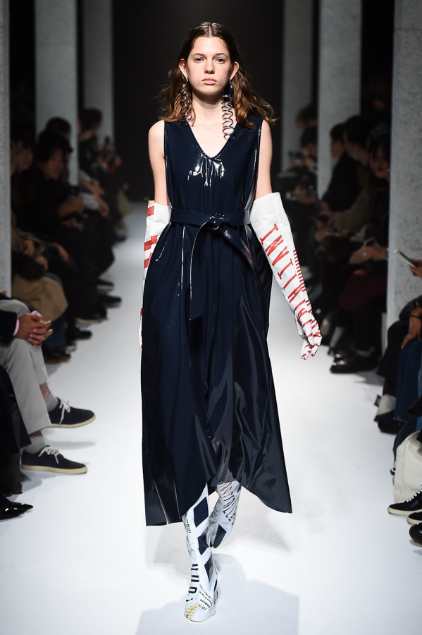 ヨウヘイ オオノ 2018年春夏コレクション - 素材で遊ぶ、大胆な近未来ウェア｜写真1