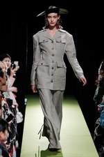 リョウタムラカミ 2018年春夏コレクション、パーティーガールが夜の街に繰り出す｜写真1