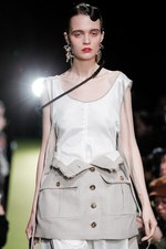 リョウタムラカミ 2018年春夏コレクション、パーティーガールが夜の街に繰り出す｜写真3